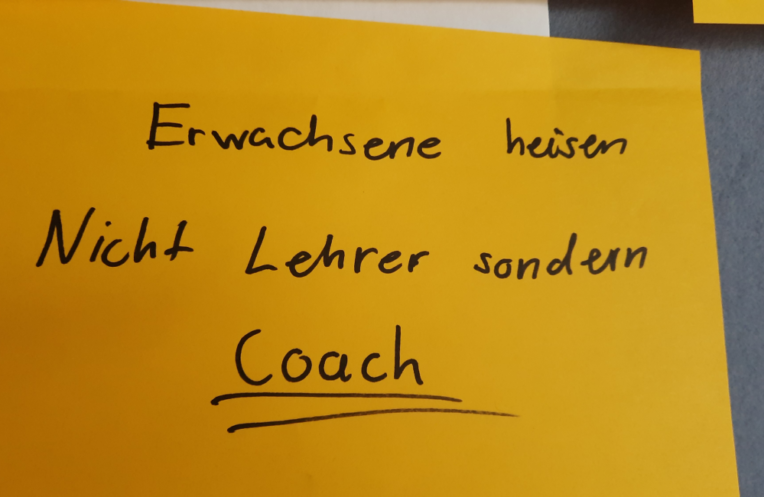 Post-It Zettel auf dem steht: Erwachsene heissen nicht Lehrer, sondern Coach