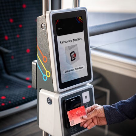 Person hält Swisspass ans neue Bezahlterminal im Bus